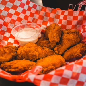 panier de poulet frit croustillant et sauce crémeuse
