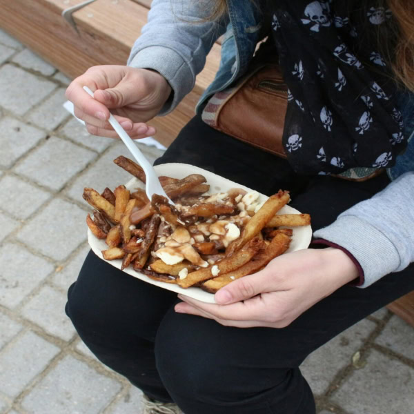 poutine sur les genoux: fromage en grains en plein air