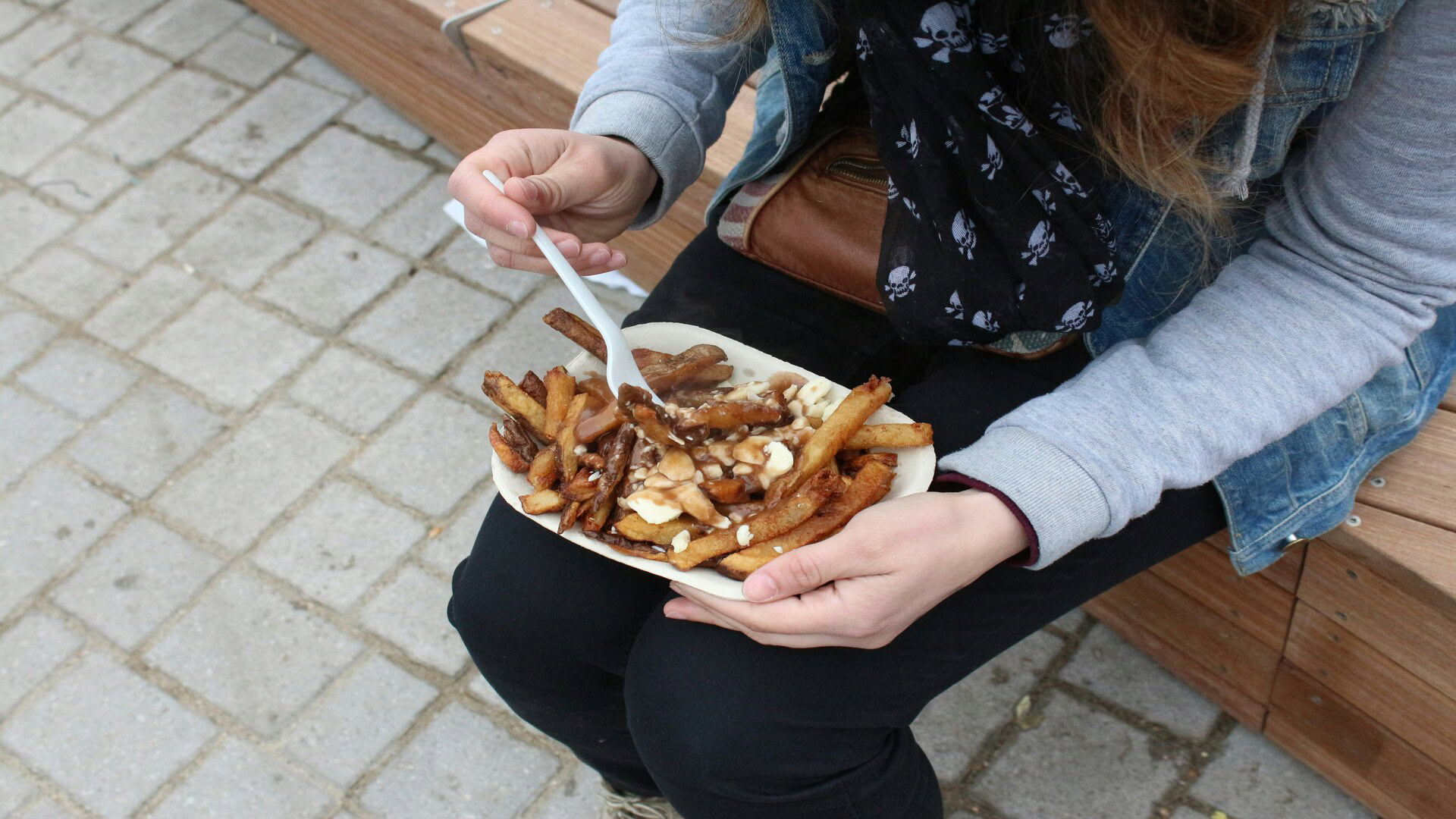 poutine sur les genoux: fromage en grains en plein air