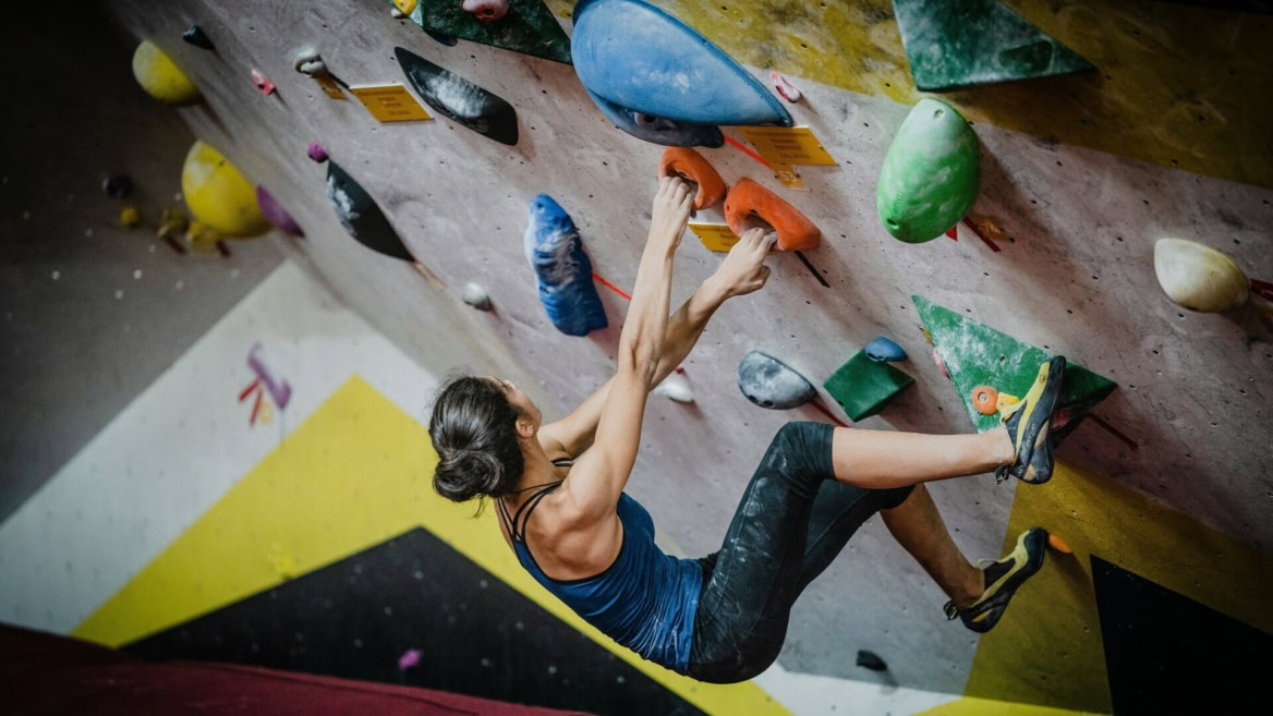 arrampicata boulder: donna su parete strapiombante