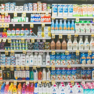 rayon réfrigéré: yaourts et laits végétaux variés