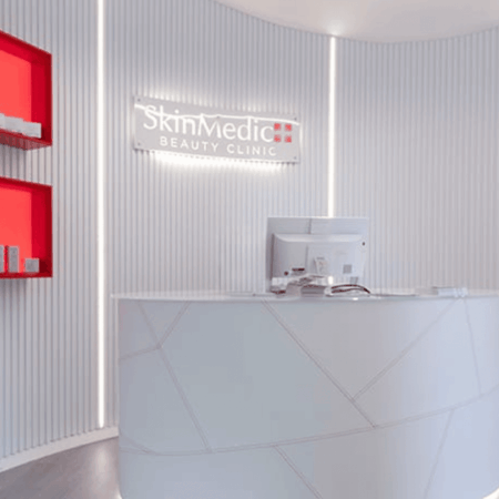 reception minimalista skinmedic con nicchie rosse