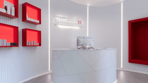 reception minimalista skinmedic con nicchie rosse