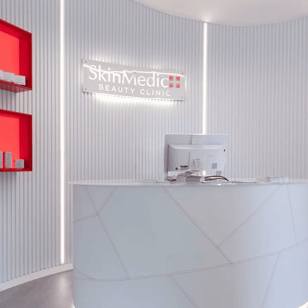 reception minimalista skinmedic con nicchie rosse