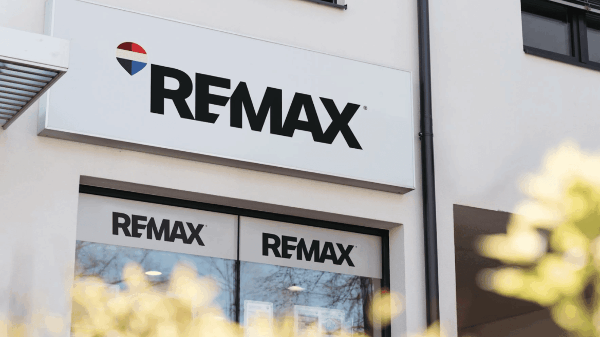 oficina inmobiliaria re/max con fachada y escaparate