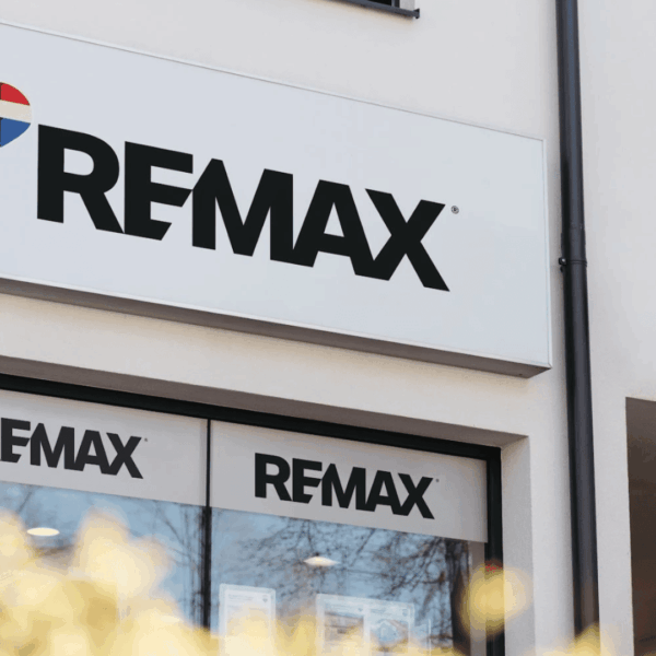 oficina inmobiliaria re/max con fachada y escaparate