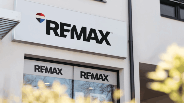 oficina inmobiliaria re/max con fachada y escaparate