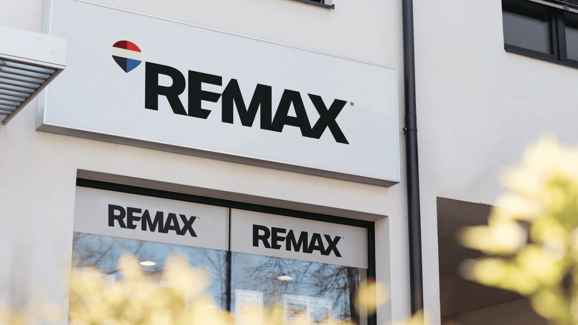 oficina inmobiliaria re/max con fachada y escaparate