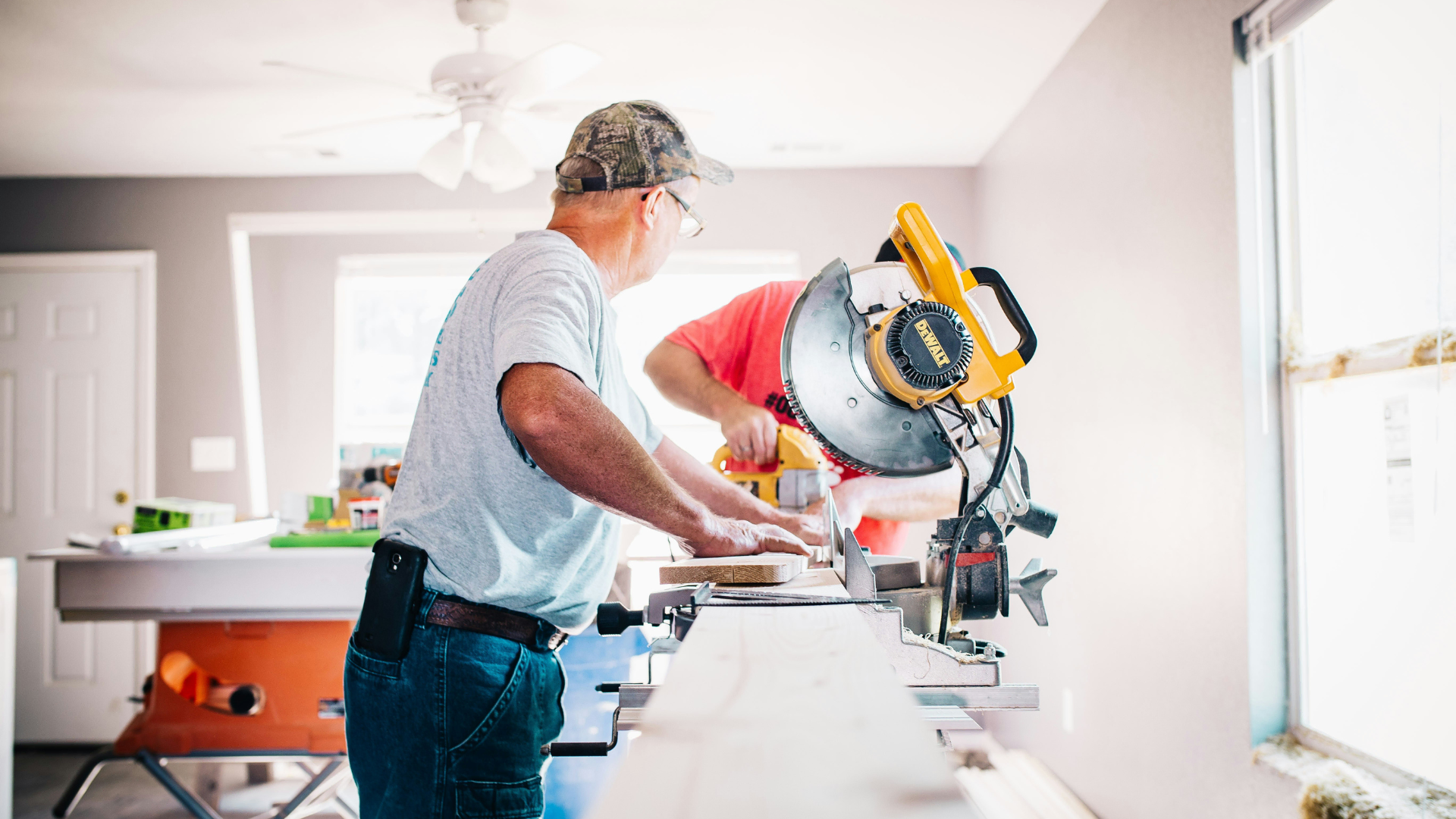 männer arbeiten mit dewalt kappsäge bei renovierung