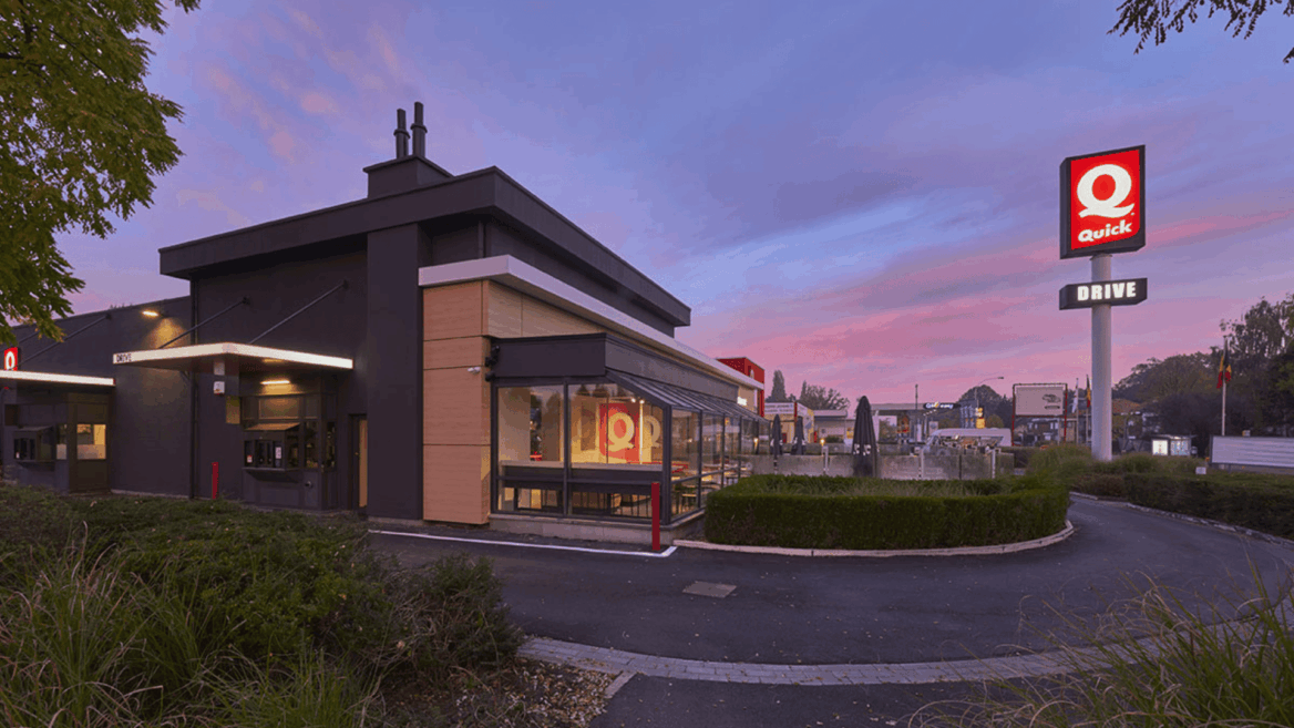 restaurant quick moderne avec drive au crépuscule