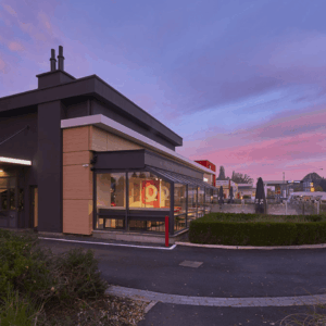 restaurant quick moderne avec drive au crépuscule