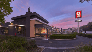 restaurant quick moderne avec drive au crépuscule