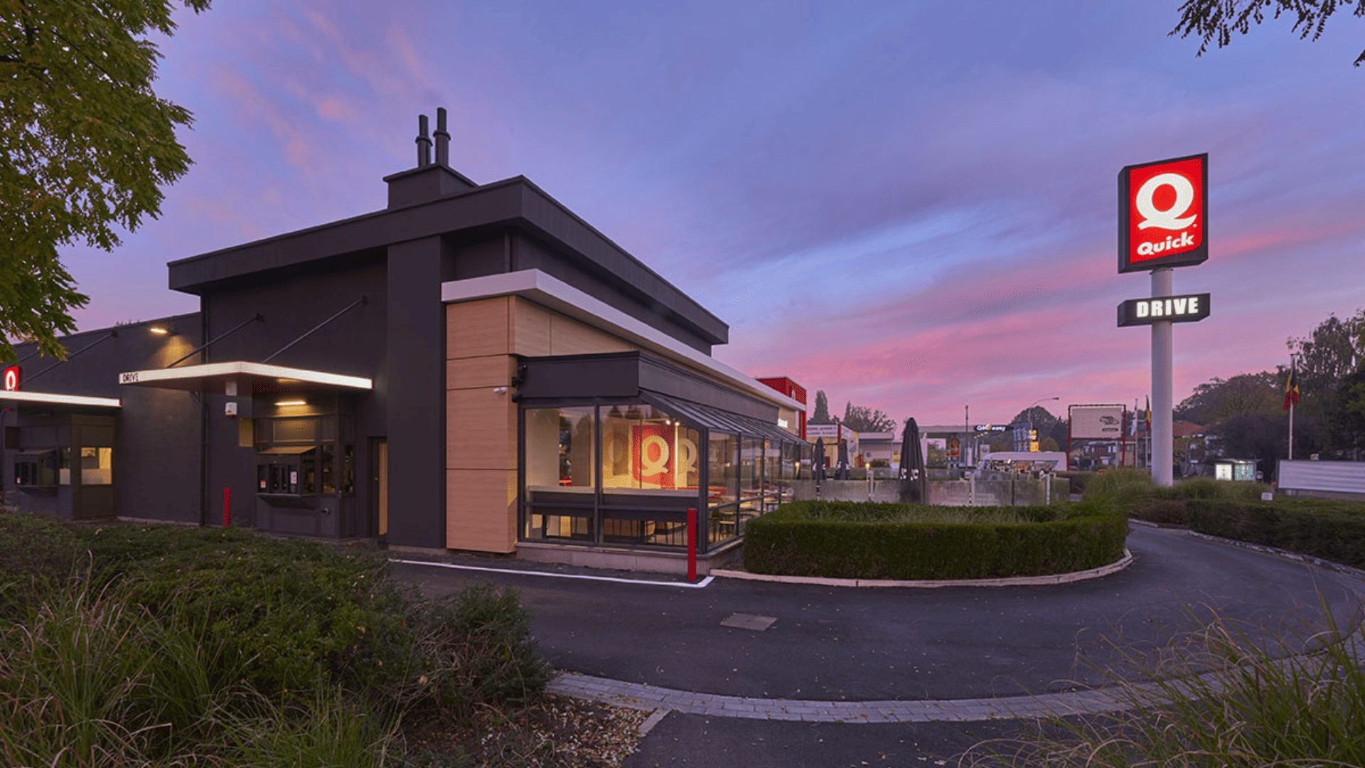 restaurant quick moderne avec drive au crépuscule