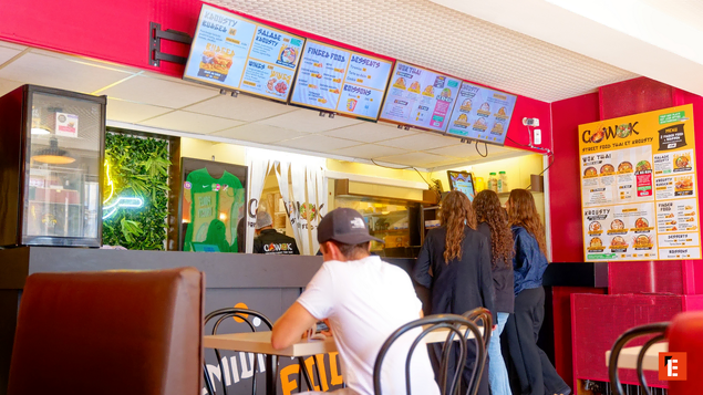 intérieur de fast food avec menu lumineux