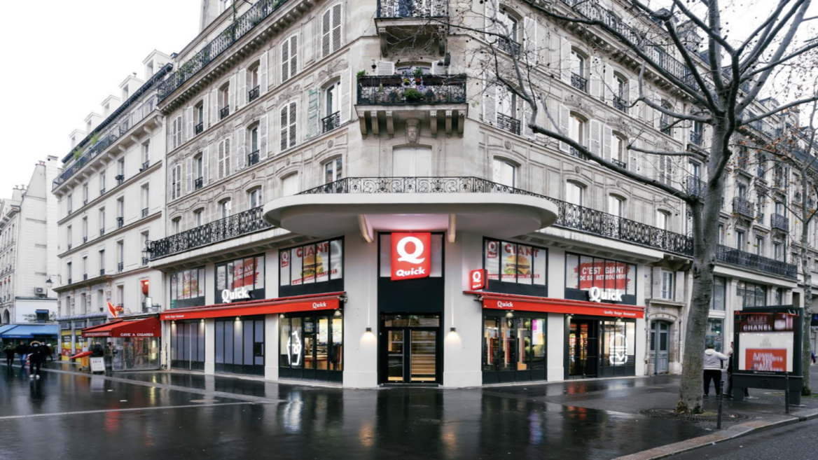 restauration rapide au coin dun immeuble en pierre