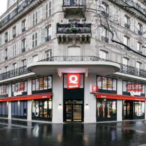 restauration rapide au coin dun immeuble en pierre