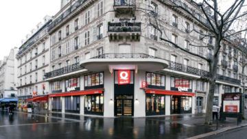 restauration rapide au coin dun immeuble en pierre