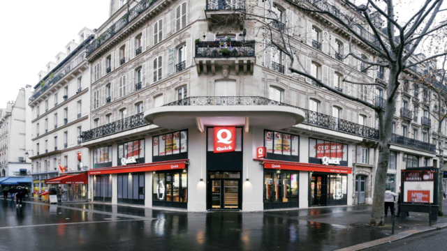restauration rapide au coin dun immeuble en pierre
