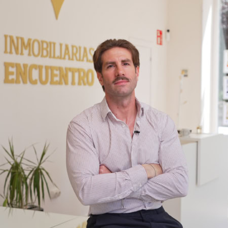 retrato de agente inmobiliario en oficina moderna