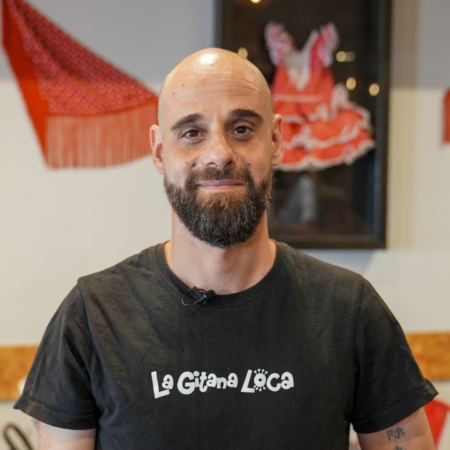 hombre calvo con barba y decoración flamenca