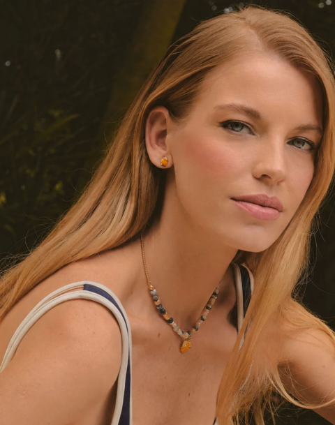 retrato mujer rubia con collar Ámbar y mirada serena