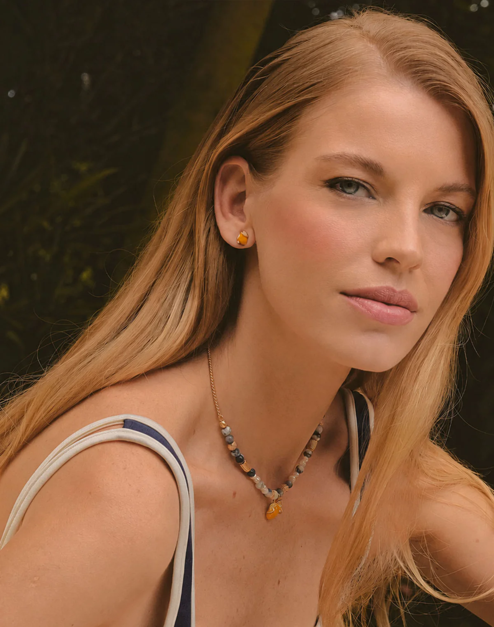retrato mujer rubia con collar Ámbar y mirada serena