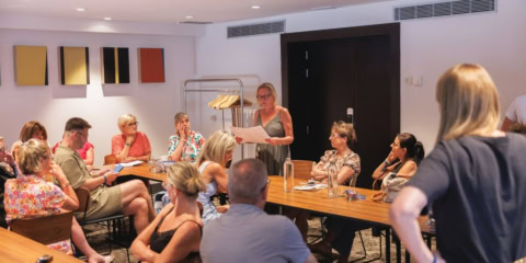 atelier collaboratif en salle — réunion informelle