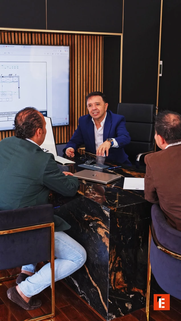 reunión de negocios en oficina moderna de lujo