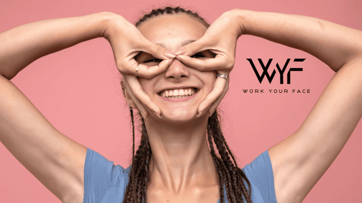 wyf: sonrisa joven con trenzas y manos enmarcando ojos