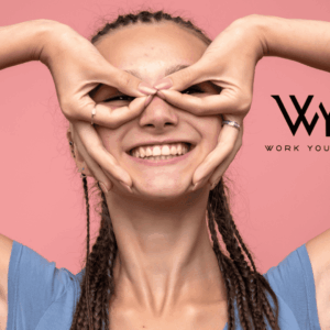 wyf: sonrisa joven con trenzas y manos enmarcando ojos