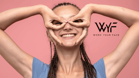 wyf: sonrisa joven con trenzas y manos enmarcando ojos