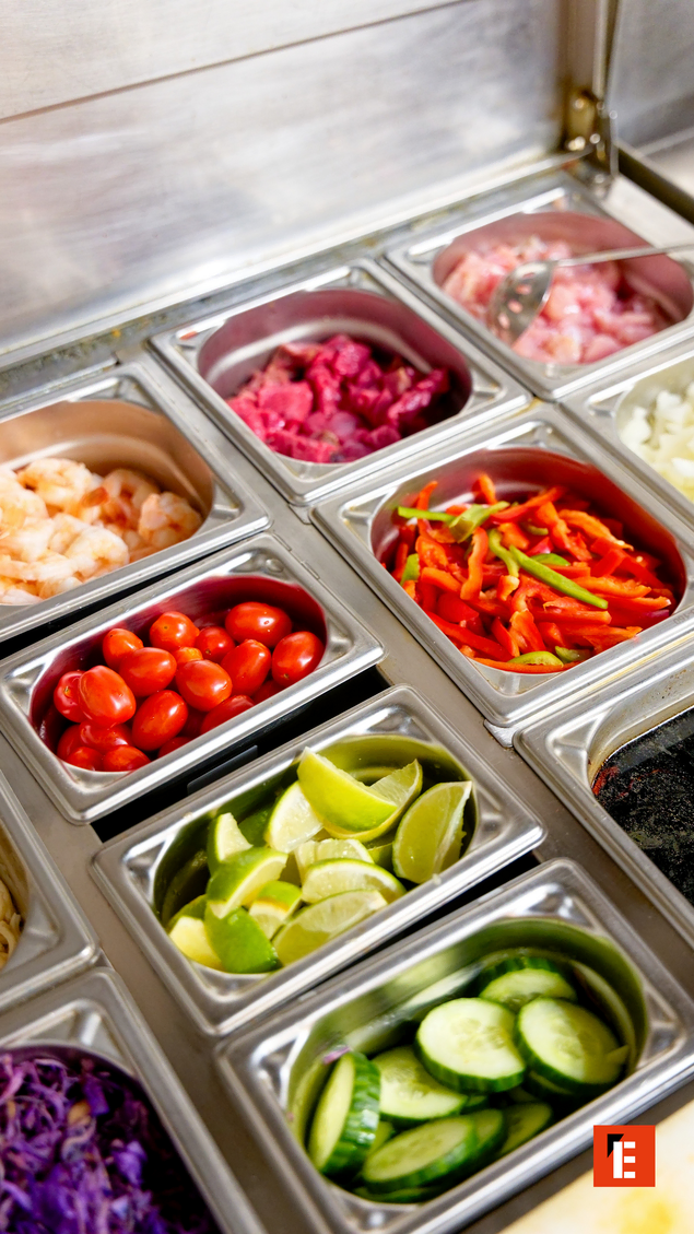 bar à salade inox aux garnitures fraîches et colorées