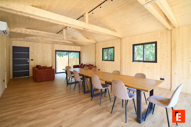 salle en bois clair minimaliste avec grande table