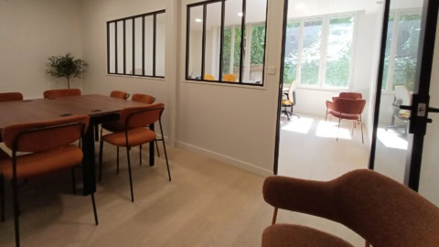 salle de réunion moderne et lumineuse