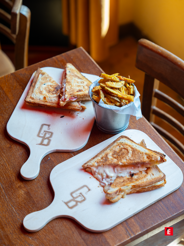 sandwich au fromage fondant et frites maison
