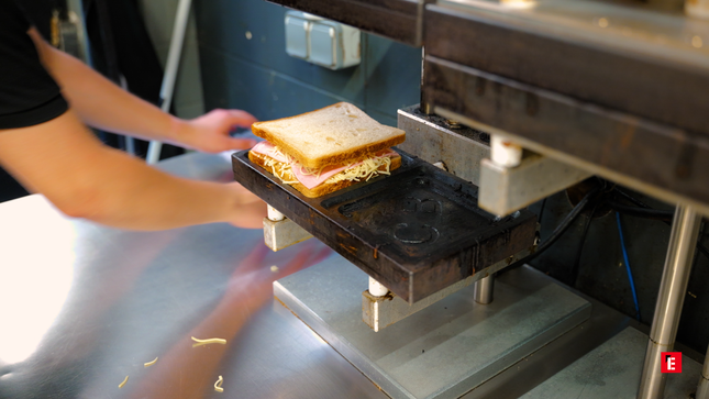 sandwich jambon fromage à la presse industrielle