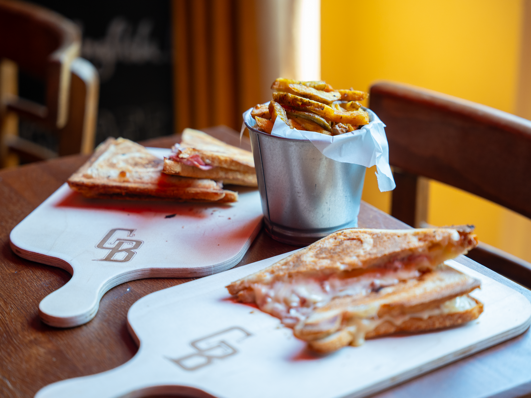 sandwichs grillés au fromage et frites croustillantes