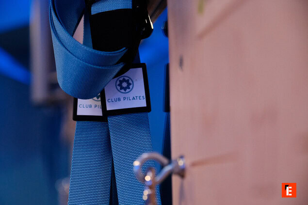 sangles pilates bleues au studio club pilates