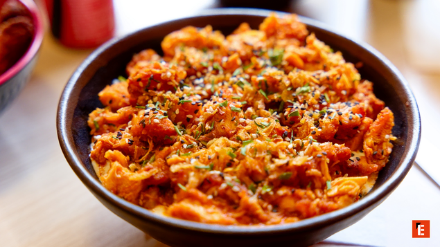 bol de plat effiloché à la sauce orange et sésame