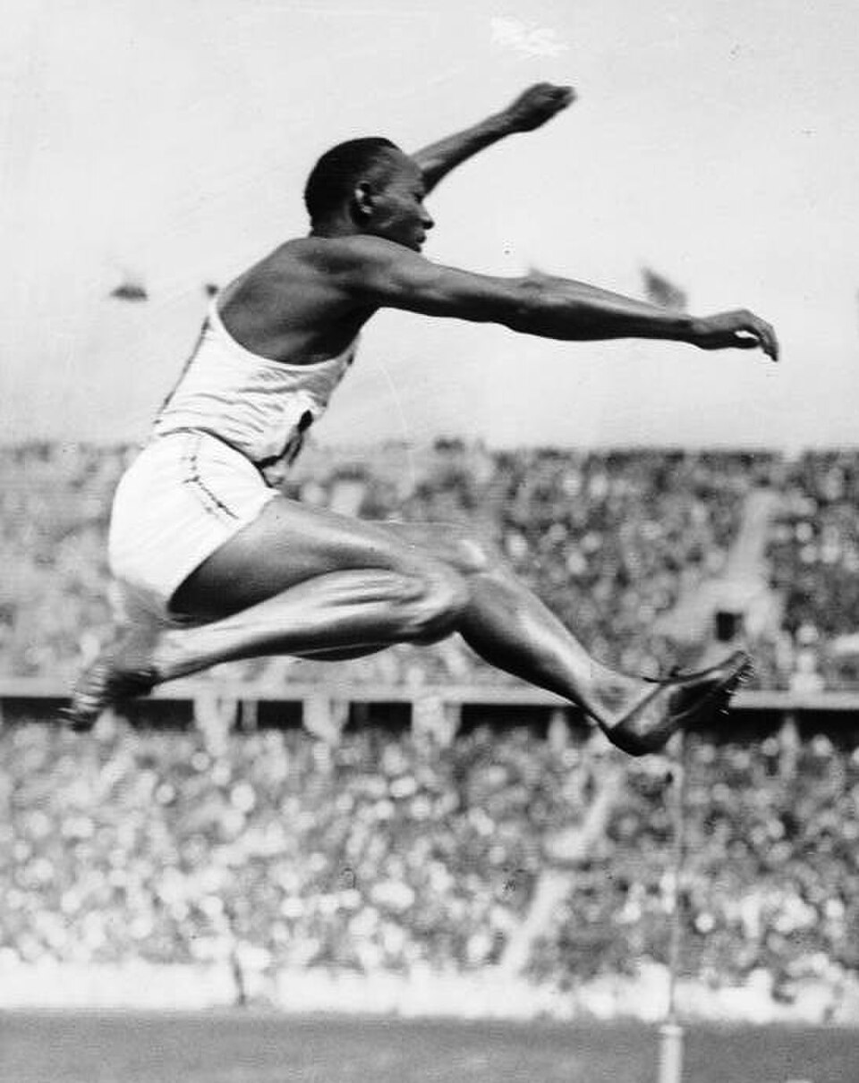 jesse owens en plein saut À berlin 1936