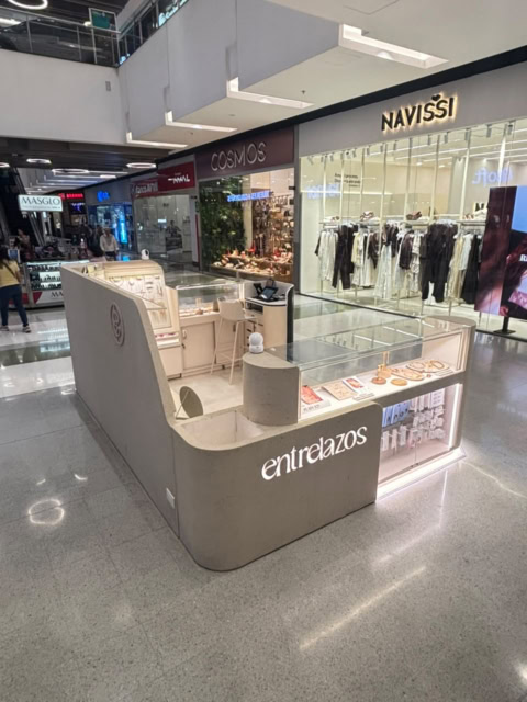 kiosco de joyería en centro comercial moderno