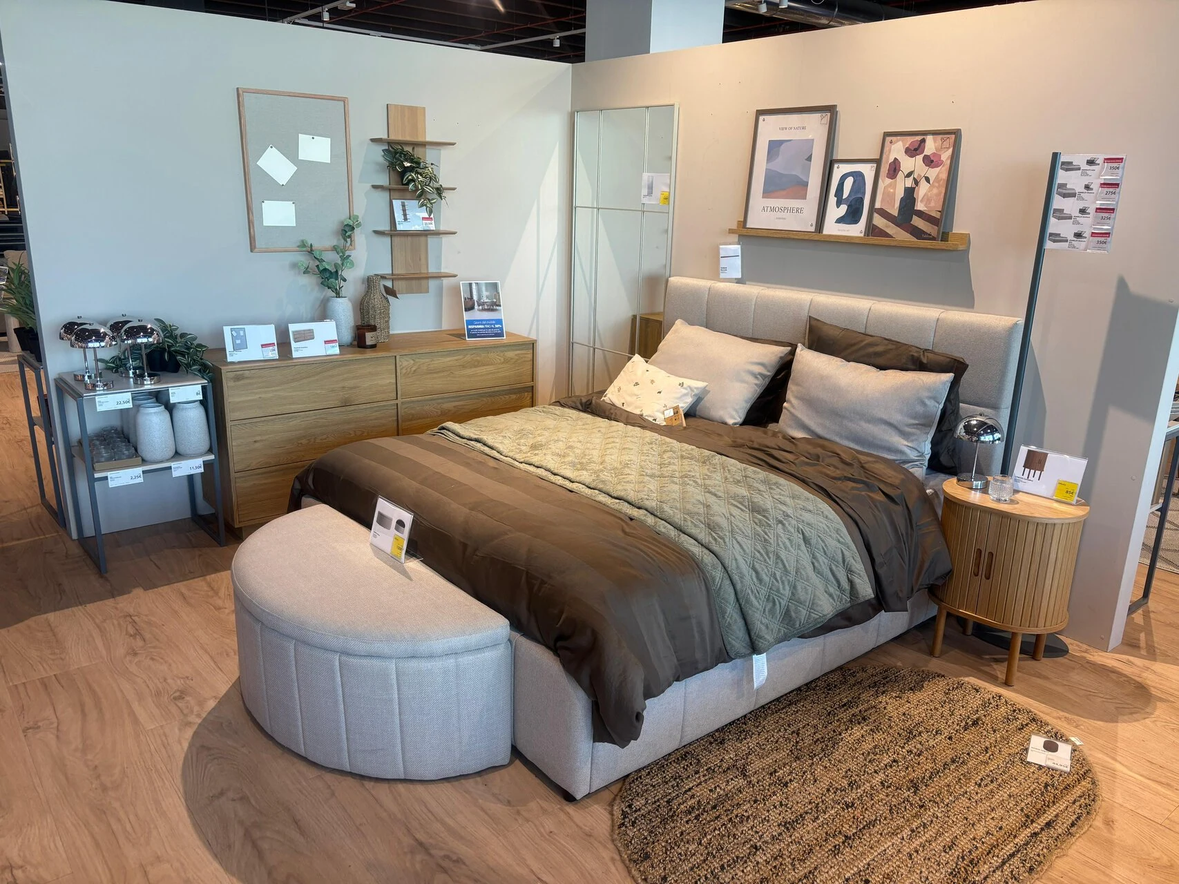 letto matrimoniale grigio in showroom stile scandinavo