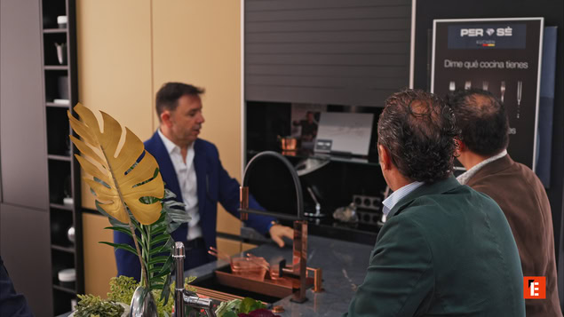 presentación de cocina moderna en showroom ejecutivo