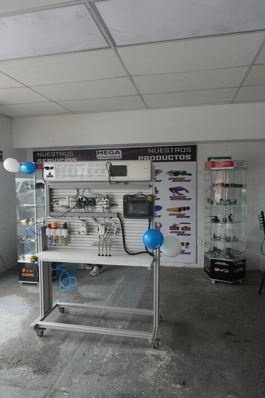 showroom hidráulico industrial con panel demo y globos