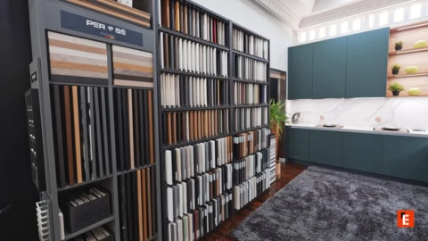 showroom de cocinas con muestrarios de acabados modernos