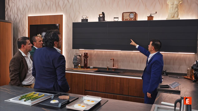 grupo de hombres en cocina moderna de diseño