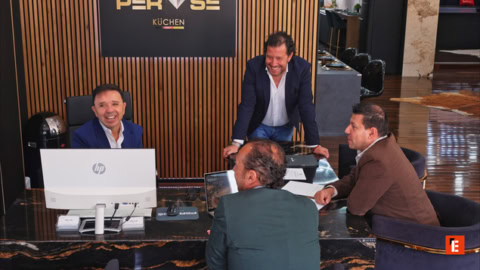 reunión informal en la recepción de perse kitchen