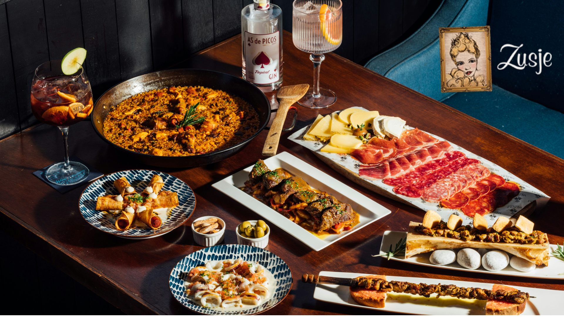 luxuriöses spanisches tapas festmahl mit paella und gin cocktails