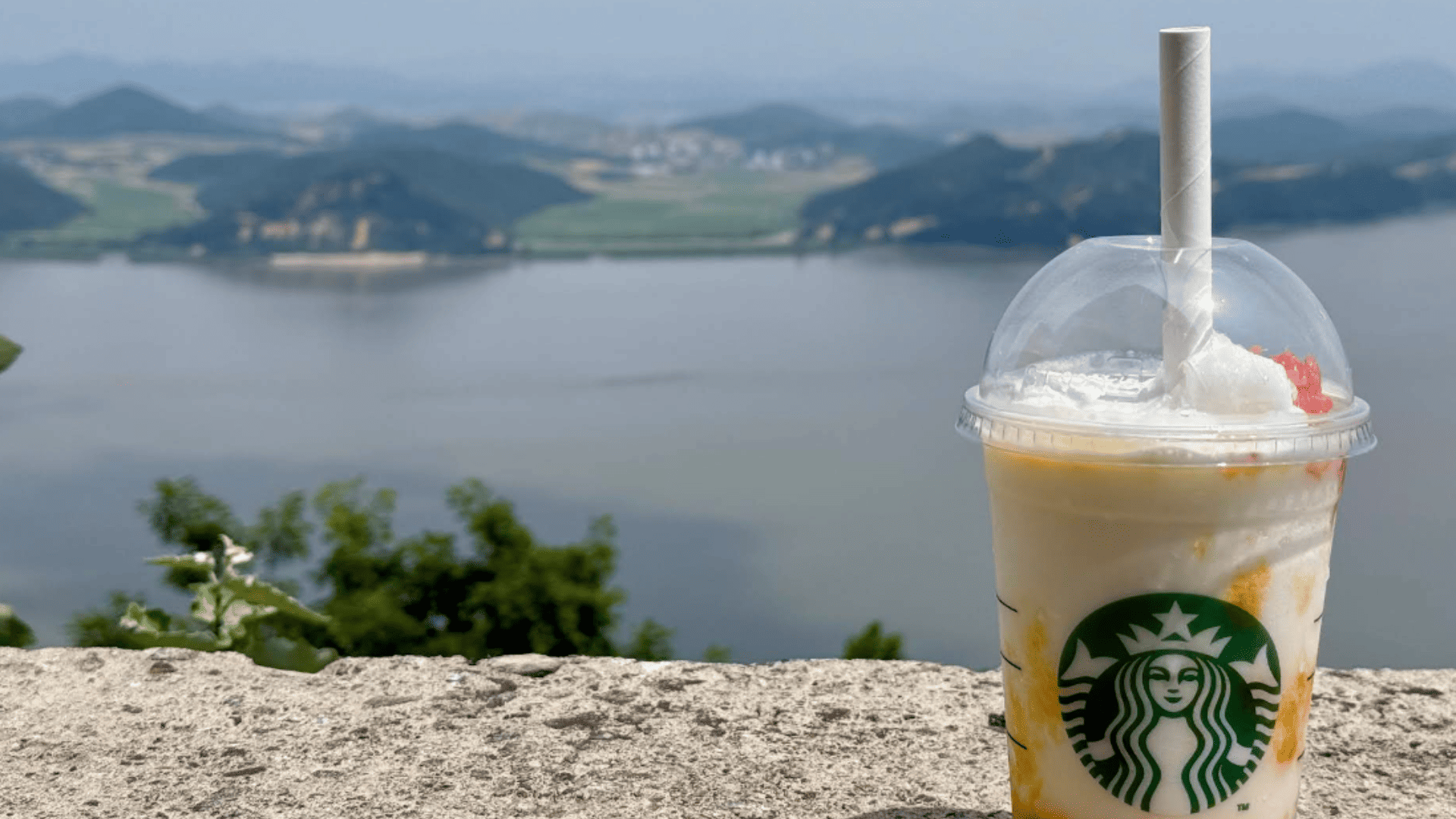 starbucks frente al lago con bebida fría