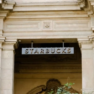 starbucks encadré par façade classique en pierre